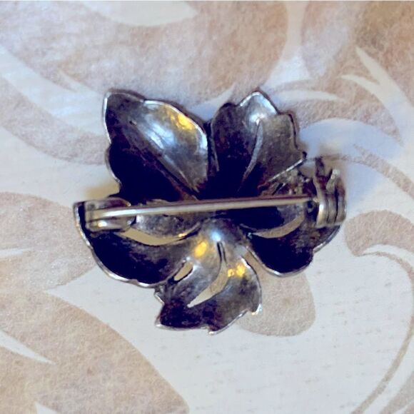 Vintage Sterling Silver Brooch Pin Mini Leaf w/ Natural Pearl in Center Gorgeous - Picture 2 of 5